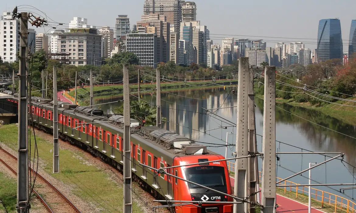 Greve de trens em SP causa congestionamento de mais de 2 mil km