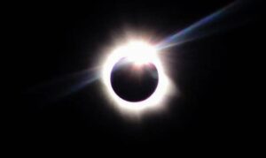Islândia e Espanha testemunham eclipse solar total
