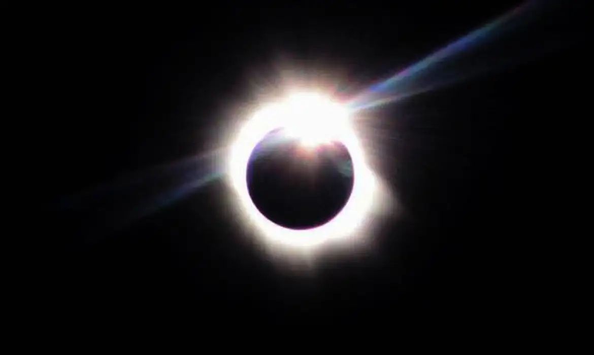 Islândia e Espanha testemunham eclipse solar total