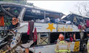Oito pessoas morrem em tombamento de ônibus em Petrópolis