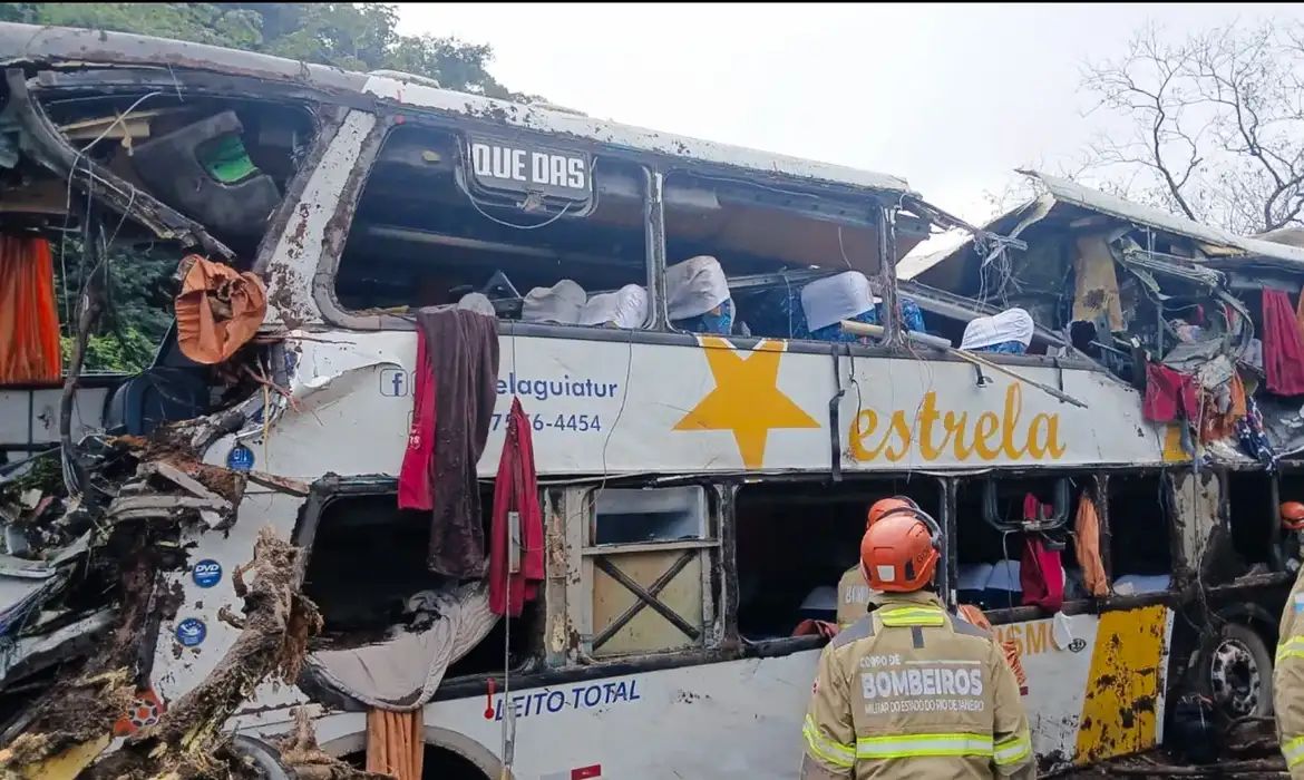 Oito pessoas morrem em tombamento de ônibus em Petrópolis