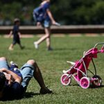 Pais estão menos presentes na criação de filhos, aponta estudo