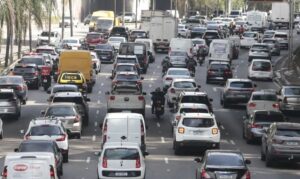 Paralisação de trens causa congestionamento nas ruas de SP