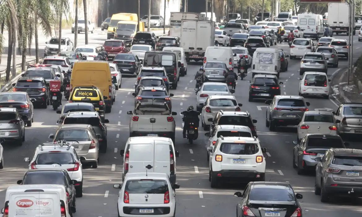 Paralisação de trens causa congestionamento nas ruas de SP