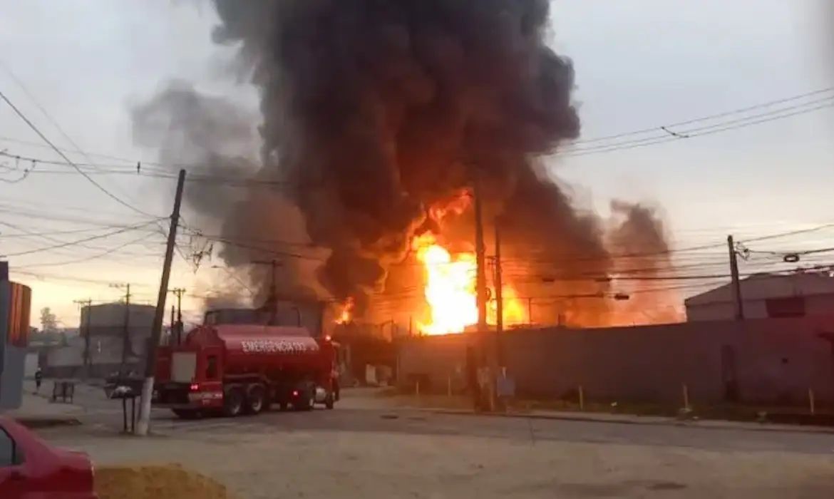 Prefeitura interdita entorno de fábrica atingida por incêndio em SP