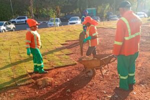 Prefeitura transforma terreno baldio de quase 7 mil m² com novo paisagismo em frente ao Parque Vaca Brava