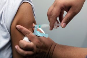 Vacinas contra sarampo, covid-19 e outras doenças estão disponíveis neste sábado (15)