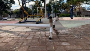 Vândalos danificam equipamentos em praças recém-revitalizadas pela Prefeitura de Goiânia