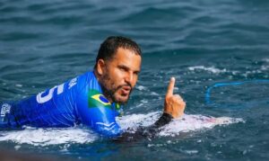 WSL: Ítalo Ferreira domina tubos em Teahupo’o e avança às semifinais