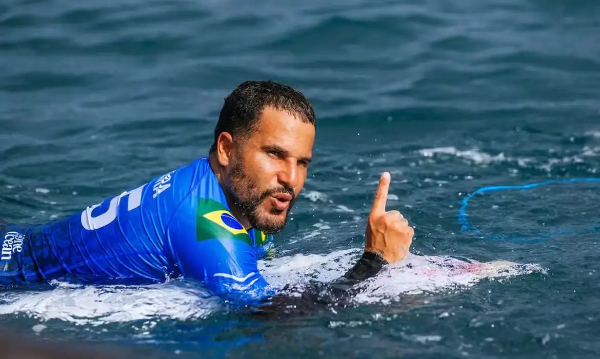 WSL: Ítalo Ferreira domina tubos em Teahupo’o e avança às semifinais