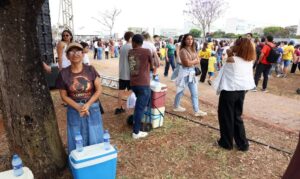 Ambulantes "desfilam" no 7 de Setembro em busca de sustento