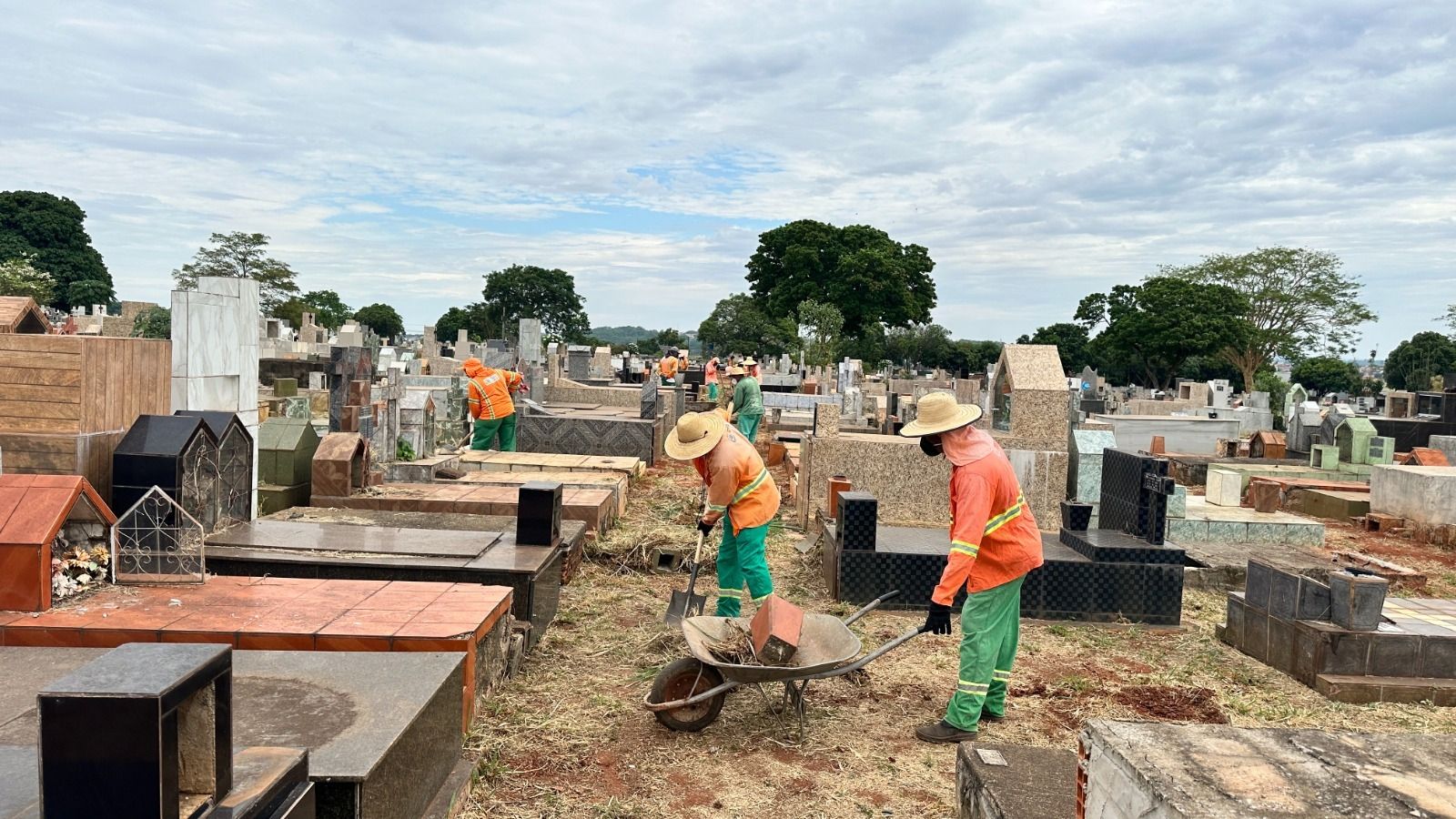 Cemitério Santana recebe serviços de limpeza e manutenção