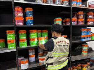 Procon Goiânia autua loja de tintas por comercialização de mais de 200 produtos vencidos