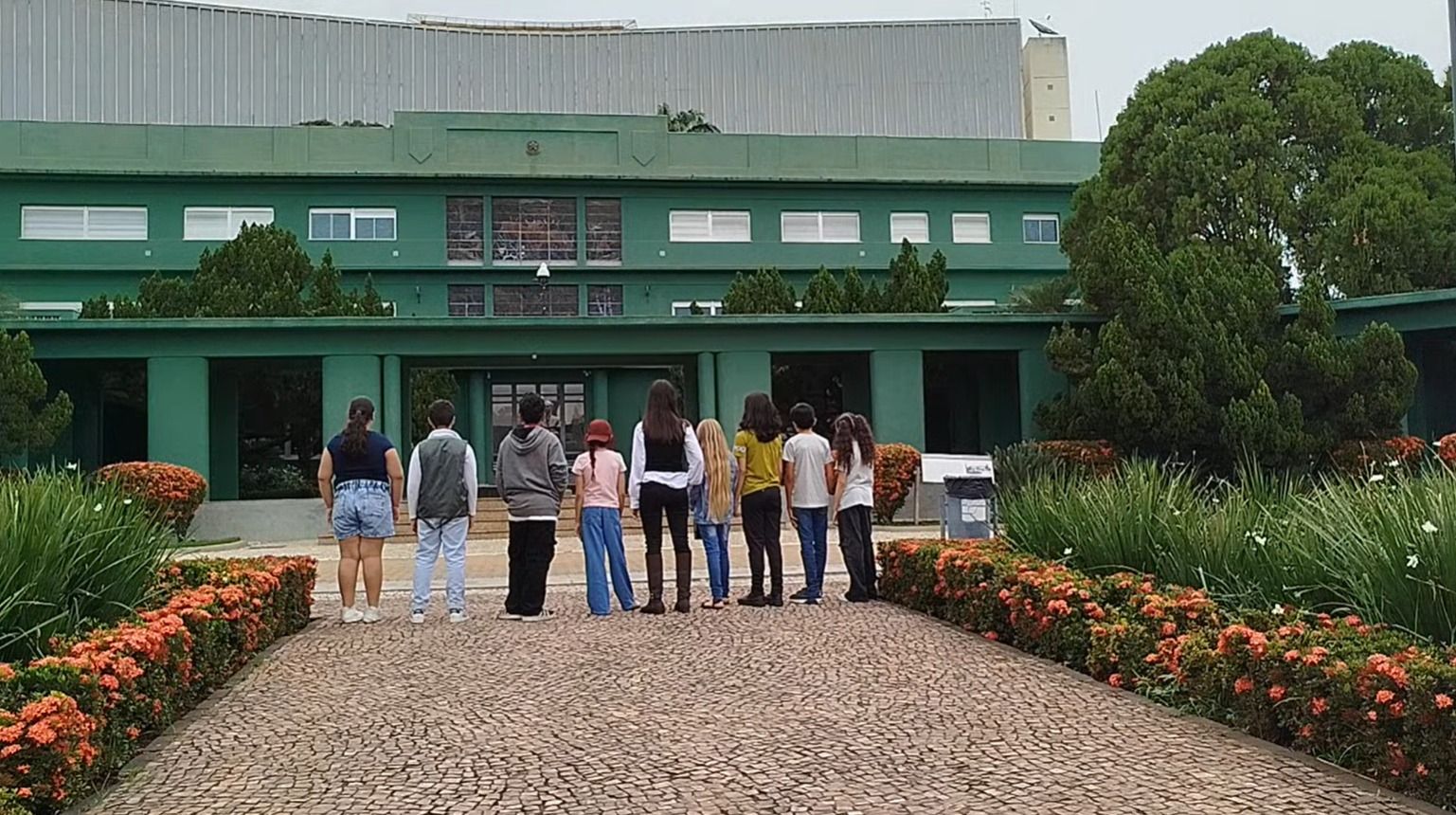 Série produzida por estudantes de escola municipal é apresentada no cinema