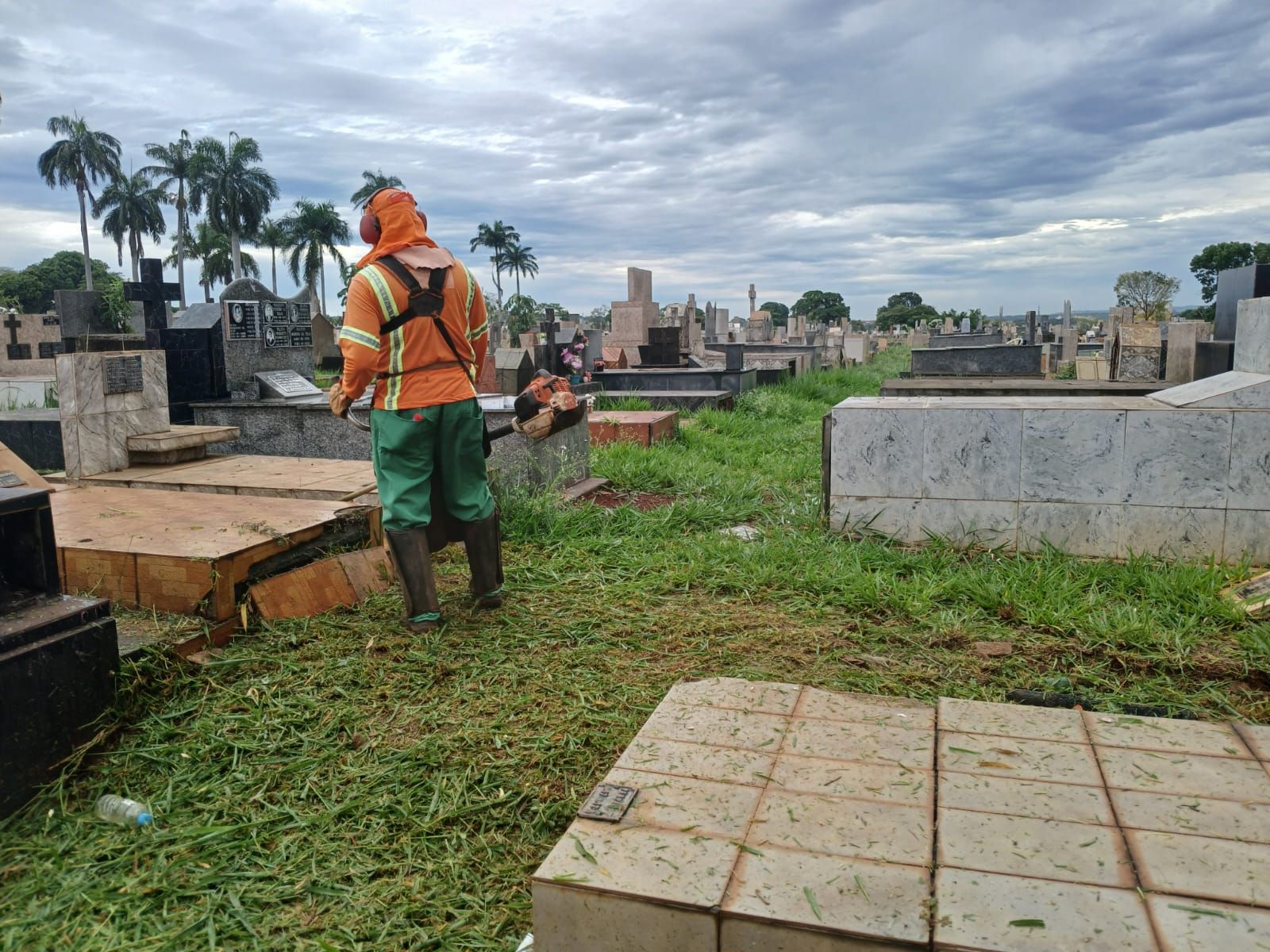 Cemitérios municipais recebem força-tarefa de zeladoria para o Dia de Finados