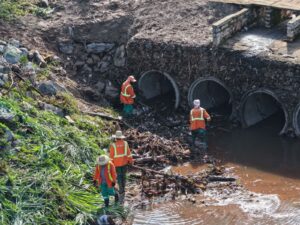 Comurg amplia limpeza preventiva de córregos para reduzir impactos das chuvas em Goiânia