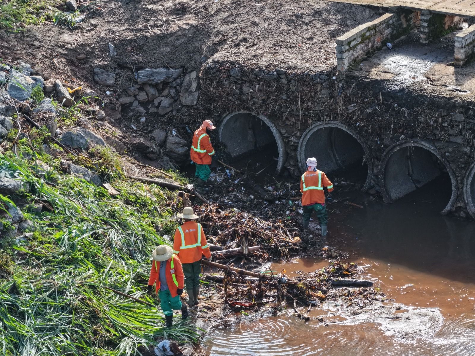 Comurg amplia limpeza preventiva de córregos para reduzir impactos das chuvas em Goiânia