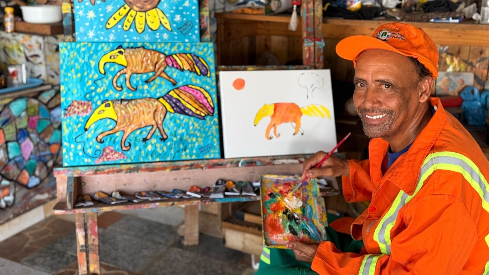Gari da Comurg há 20 anos, artista plástico leva o Cerrado goiano a exposições nacionais
