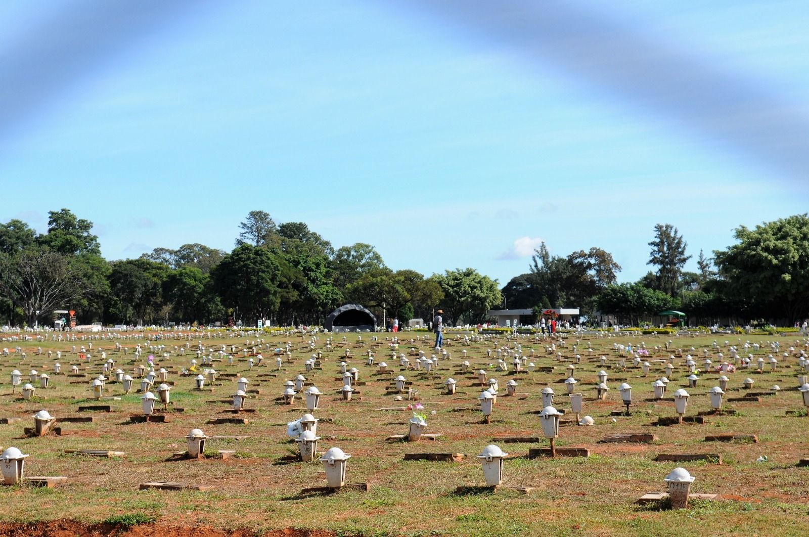 Mais de 600 mil pessoas devem visitar os cemitérios do DF no Dia de Finados