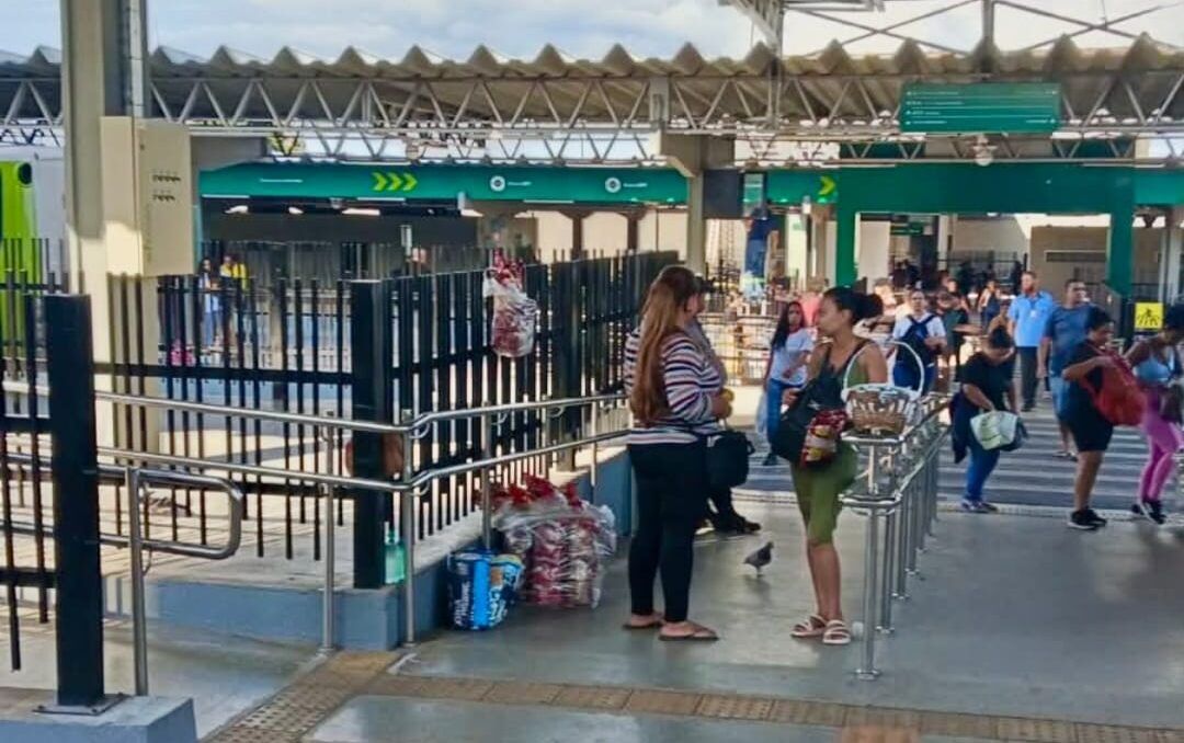 PM e Prefeitura de Goiânia realizam ação educativa para orientar ambulantes nos terminais de ônibus