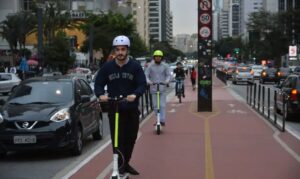 Prefeitura de SP começa a fiscalizar bicicletas e patinetes elétricos
