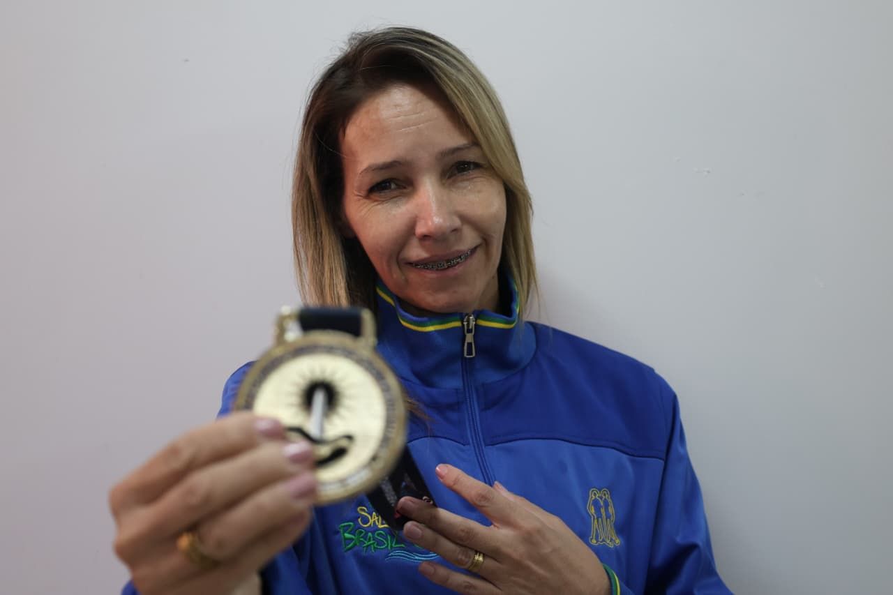 Servidora da SME ganha medalha de ouro no Campeonato Panamericano Master de Esportes Aquáticos